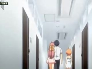 Nastolatka anime laska targanie za ukłucie