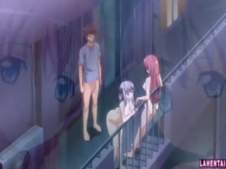To hentai jenter knullet utendørs av gutt i trekant