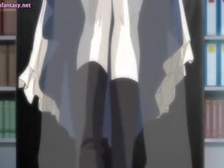 Adoleshent anime shërbyese në e bardhë çorape të gjata