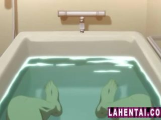 Divi hentai meitenes pievienojas youngster uz vanna